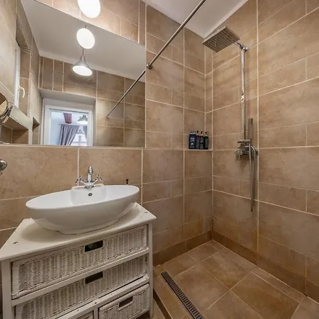 Good Vibes&honey Old Town Daire *